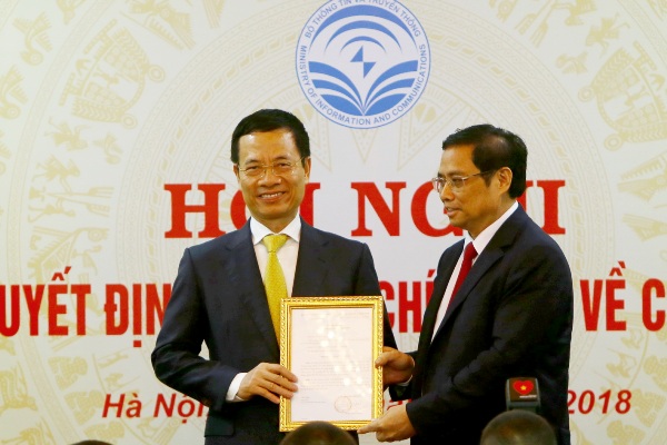 Ông Nguyễn Mạnh Hùng nhận quyết định quyền Bộ trưởng Bộ Thông tin và Truyền thông ảnh 1